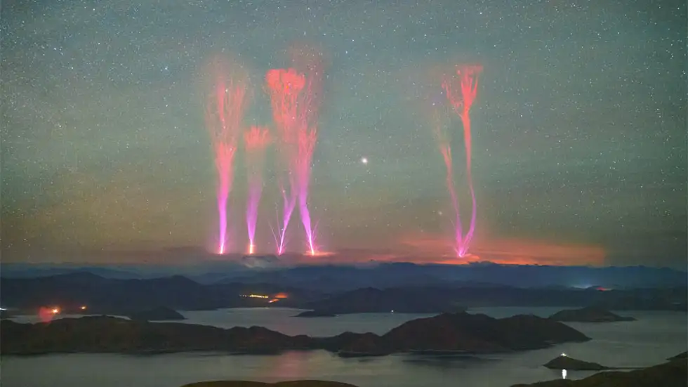 Gigantic Jets over Himalayan Mountains
( Li Xuanhua/NASA )